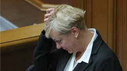 Дом главы НБУ атаковали яйцами и пакетами с краской