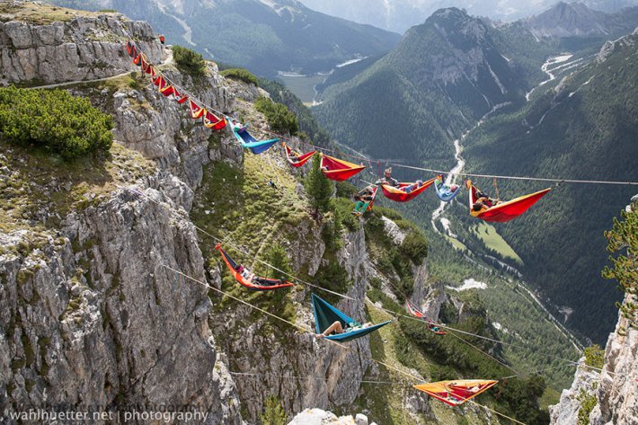 В Итальянских Альпах прошел необычный фестиваль над пропастью в гамаках (ФОТО)
