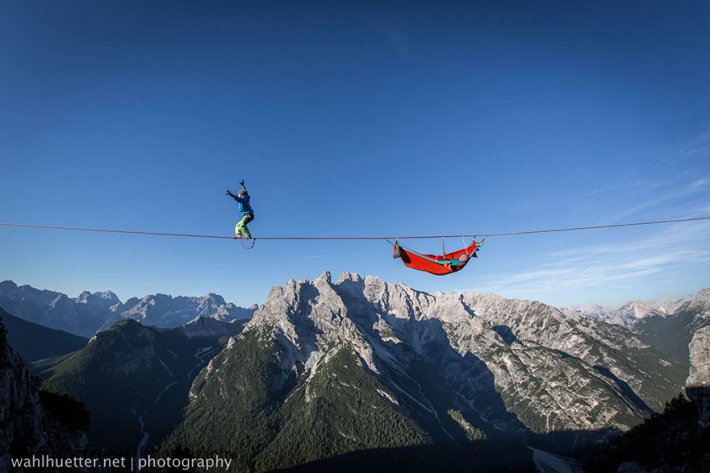 В Итальянских Альпах прошел необычный фестиваль над пропастью в гамаках (ФОТО)