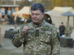 Порошенко отметил службу 92 военных наградами и медалями