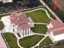 Журналисты нашли в разных уголках мира роскошные поместья Азарова (ВИДЕО)