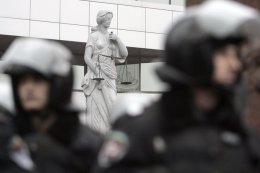 Суды смогут назначать тюремный срок и лишать имущества тех, кто скрывается от следствия