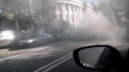 В Киеве на улице Грушевского по неизвестным причинам загорелся внедорожник (ВИДЕО)