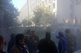 Под Администрацией Президента подрались активисты "Автомайдана" и милиционеры (ФОТО)