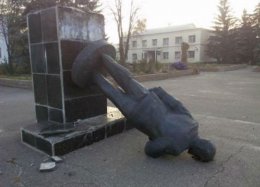 На Луганщине свалили очередной памятник Ленину (ВИДЕО)