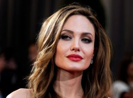 Анджелина Джоли получила титул почетной Дамы Великобритании (ФОТО)