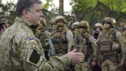 Порошенко побывал на передовой (ВИДЕО)