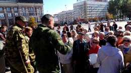 В Донецке около сотни человек требовали отменить выборы в ДНР (ВИДЕО)