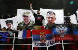 Российские фанаты на матче отбора на Евро-2016 вывесили флаги с изображениями боевиков (ФОТО)
