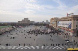 На харьковской площади Свободы вкопали деревянный крест