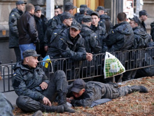 В Киеве продолжается протест нацгвардейцев-срочников (ФОТО)