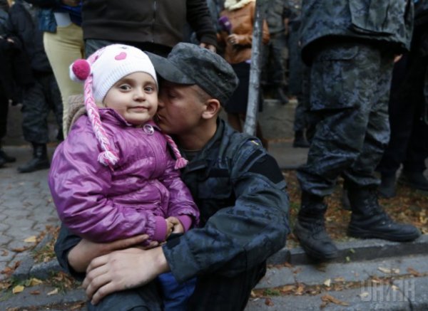 В Киеве продолжается протест нацгвардейцев-срочников (ФОТО)