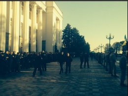 Здание ВР усиленно охраняется милиционерами и бойцами добровольческих батальонов (ФОТО)