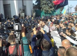 Вооруженные люди атакуют границу милиции под Радой (ВИДЕО)