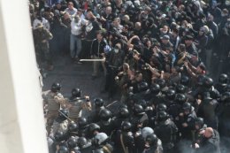 Под ВР задержали милиционера-провокатора с рогаткой (ВИДЕО)