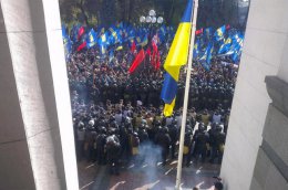 Новые кадры противостояния демонстрантов с милицией у здания ВР (ВИДЕО)