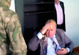В Запорожье чиновника закидали яйцами и выкинули в мусорный бак (ВИДЕО)