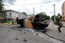 В Мариуполе на дороге, по которой ехала колонна военной техника, произошел взрыв (ВИДЕО)