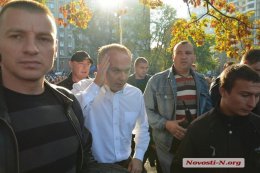 В Николаеве Евромайдан и "Правый сектор" забросали яйцами Шуфрича (ВИДЕО)
