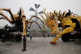 В Пекине устроили инсталляцию, в которой два робота сражаются друг с другом (ВИДЕО)