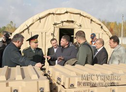 Руководство МВД и Минобороны ознакомилось с армейскими палатками из США (ФОТО)