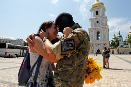 Сегодня в Киеве курсантов полка "Азов" проведут в зону АТО