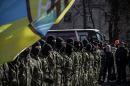 В Киеве бойцов  батальона "Азов" провели в зону АТО