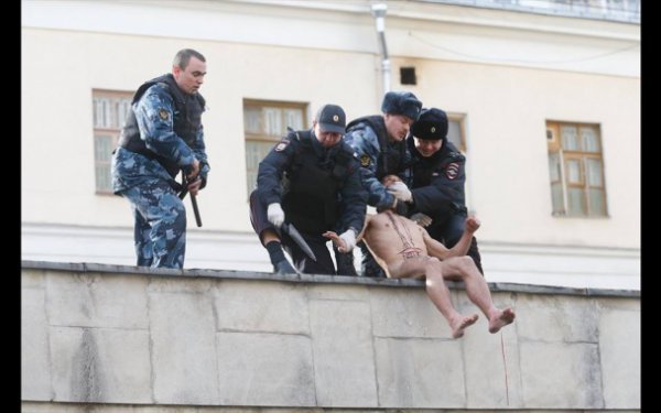 На крыше лечебницы, в которой находится Савченко, художник отрезал себе мочку уха (ФОТО)