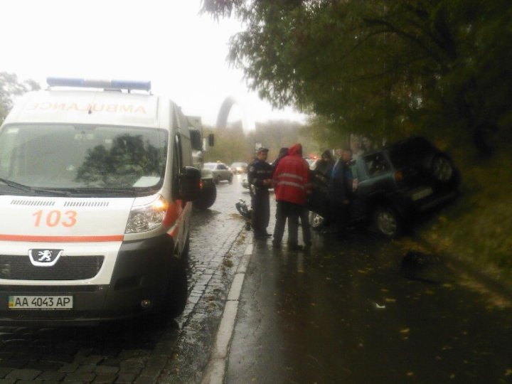 В центре Киева грузовик Нацгвардии переехал легковой автомобиль (ФОТО)