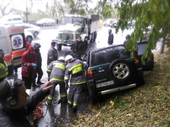 В центре Киева грузовик Нацгвардии переехал легковой автомобиль (ФОТО)