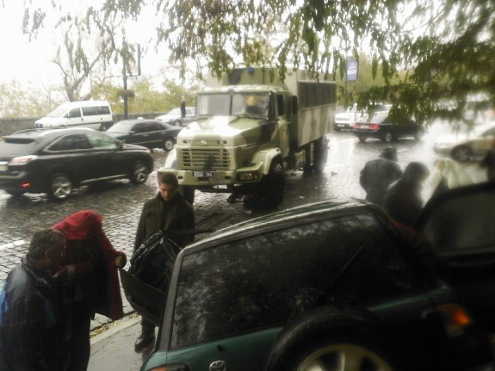 В центре Киева грузовик Нацгвардии переехал легковой автомобиль (ФОТО)