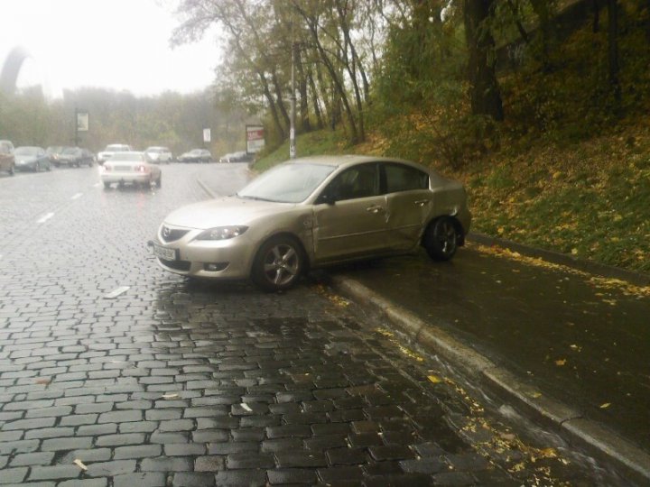 В центре Киева грузовик Нацгвардии переехал легковой автомобиль (ФОТО)