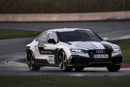 Компания Audi провела заезд беспилотного автомобиля на гоночной трассе (ВИДЕО)