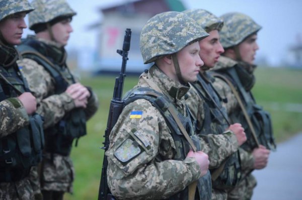 Арсений Яценюк посетил  самый мощный учебный военный центр в Украине (ФОТО)