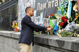 Представители "Легии" возложили цветы к мемориалам героев Евромайдана