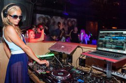 Пэрис Хилтон заработала миллион долларов за один DJ-сет в ночном клубе