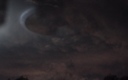 Очевидцы смогли запечатлеть очень быстрый НЛО в Австралии (ФОТО)