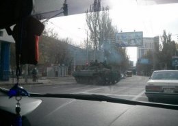 Террористы перекрывают улицы Донецка бронетехникой