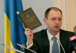 Яценюк поздравляет Азарова (ВИДЕО)