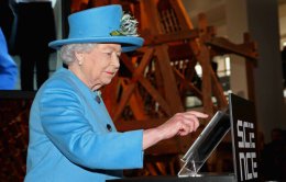 Королева Елизавета II первый раз отправила сообщение в Twitter