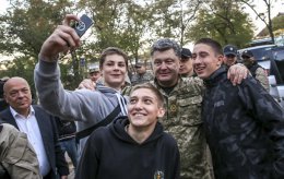 Порошенко инспектирует ход голосования в зоне АТО