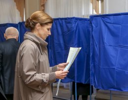 Первая Леди Украины голосовала в одиночку (ВИДЕО)