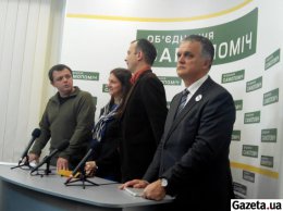 Семенченко на брифинг пришел вооруженный - с пистолетом на боку