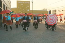 Группа OK Go в новом клипе применила более двух тысяч зонтов (ВИДЕО)