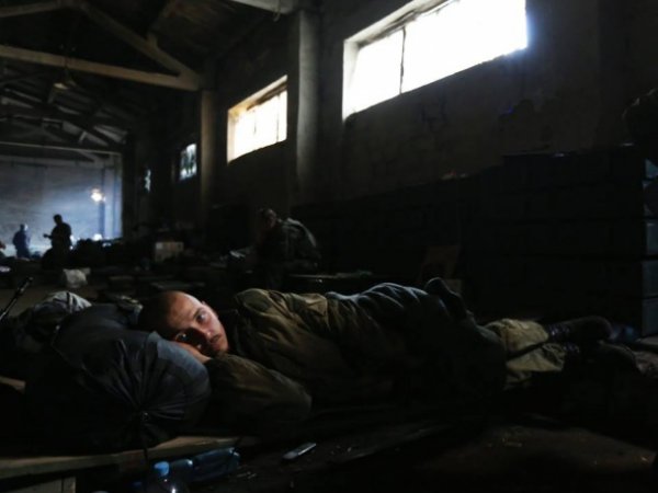 Боевики стреляют по "киборгам" из церкви, а они защищаются тележками из самолетов (ФОТО)