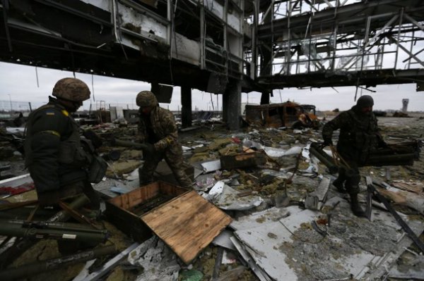 Боевики стреляют по "киборгам" из церкви, а они защищаются тележками из самолетов (ФОТО)