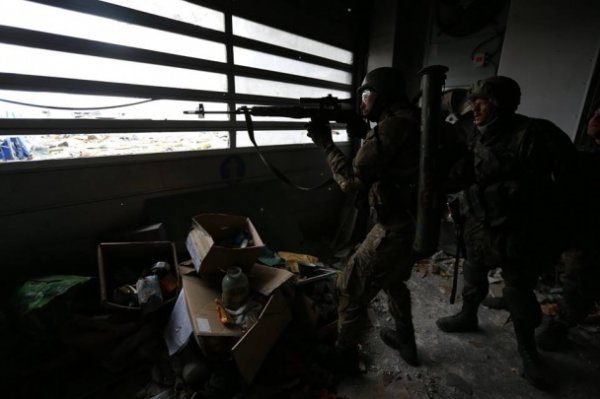 Боевики стреляют по "киборгам" из церкви, а они защищаются тележками из самолетов (ФОТО)