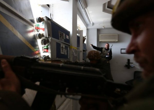 Боевики стреляют по "киборгам" из церкви, а они защищаются тележками из самолетов (ФОТО)