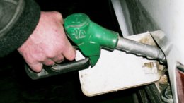 За минувшие сутки на всех АЗС Украины цена на бензин снизилась