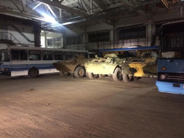 Волонтеры "Крыльев Феникса" сами ремонтируют БТР-70 (ФОТО)